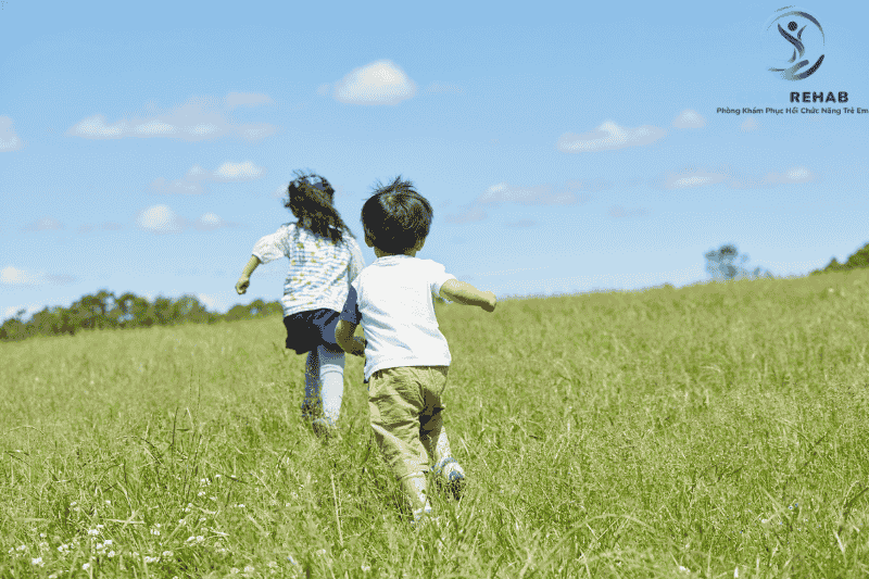 Trẻ Không Biết Chạy, Nhảy Theo Độ Tuổi: Có Sao Không? 2026 | ChildRehab