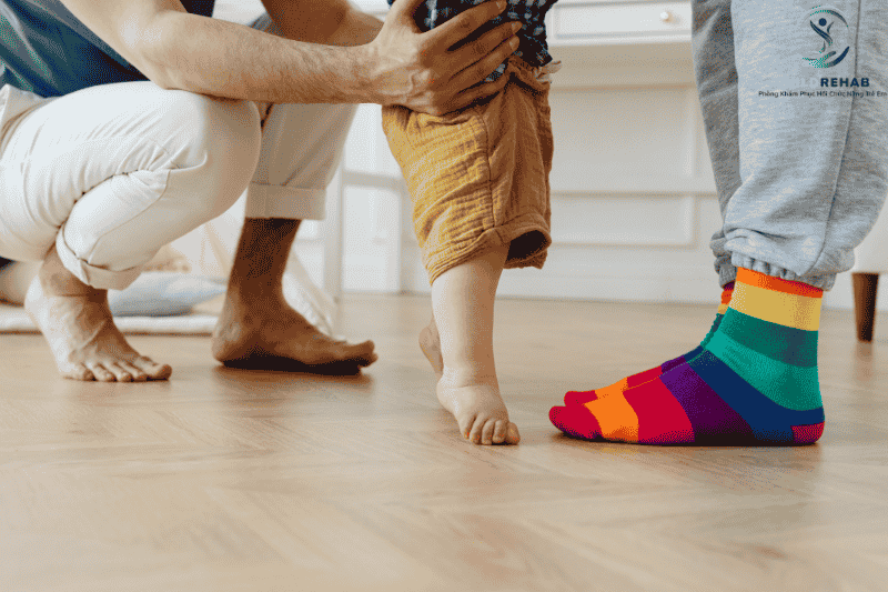 Trẻ Đi Không Vững, Hay Ngã: Cảnh Báo Sớm 2026 | ChildRehab