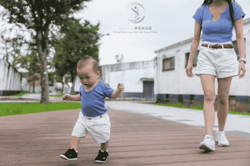 Trẻ Chậm Biết Đi: Nguyên Nhân & Giải Pháp 2026 | ChildRehab