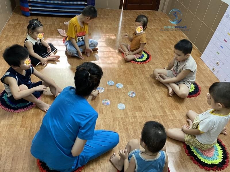 Trẻ Nào PHÙ HỢP Tham Gia Trị Liệu Nhóm? Dấu Hiệu Nhận Biết 2026 | ChildRehab