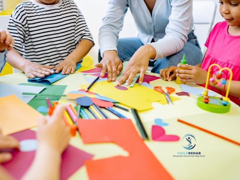 Phụ Huynh CẦN Chuẩn Bị Gì Trước Khi Cho Trẻ Trị Liệu Nhóm? 2026 | ChildRehab