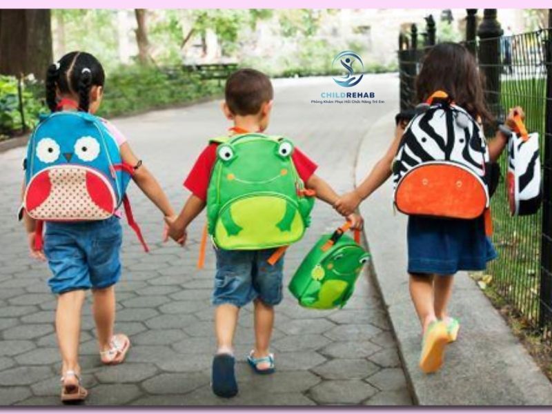 Có Nên Cho Trẻ Tham Gia Trị Liệu Nhóm Song Song Khi Đi Học? 2026 | ChildRehab