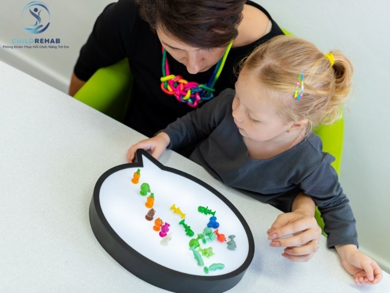 Khi Nào CẦN Đưa Trẻ Đi Hoạt Động Trị Liệu? 2026 | ChildRehab