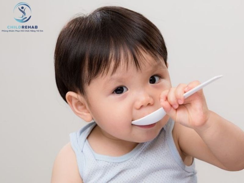 Trẻ Không Biết Sử Dụng Muỗng Đũa Đúng Cách 2026 | ChildRehab