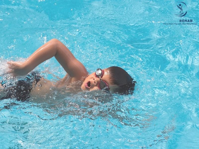 Trẻ Bị Cong Vẹo Cột Sống Có Nên Chơi Thể Thao Không? 2026 | ChildRehab