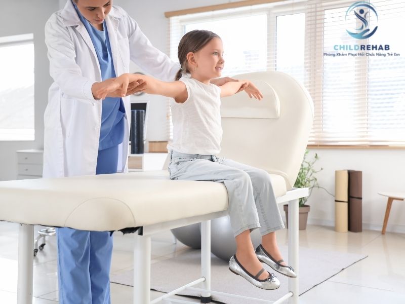 Cong Vẹo Cột Sống Ở Trẻ Có Liên Quan Đến Lệch Vai Không? 2026 | ChildRehab