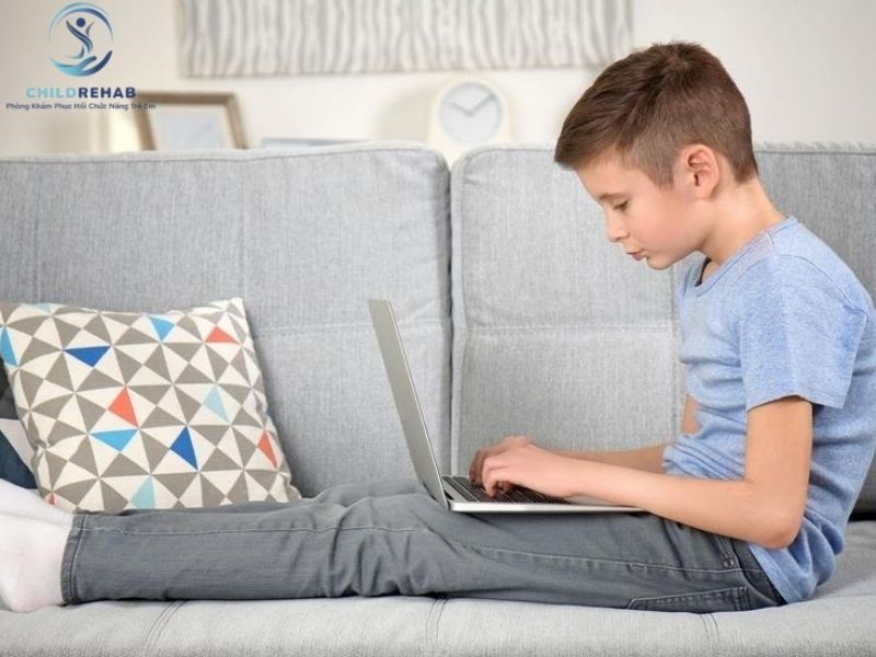 Cong Vẹo Cột Sống Ở Trẻ Có Liên Quan Đến Gù Lưng Không? 2026 | ChildRehab