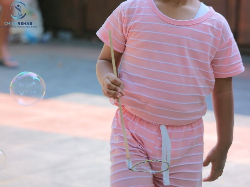 Trẻ Mặc Áo Thường Bị Lệch Có Phải Do Cột Sống Không Thẳng Không? 2026 | ChildRehab