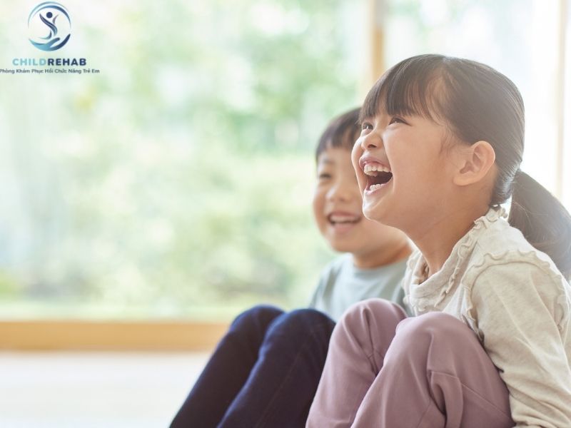 Vai Trẻ Bên Cao Bên Thấp Có Liên Quan Đến Cong Vẹo Cột Sống Không? 2026 | ChildRehab