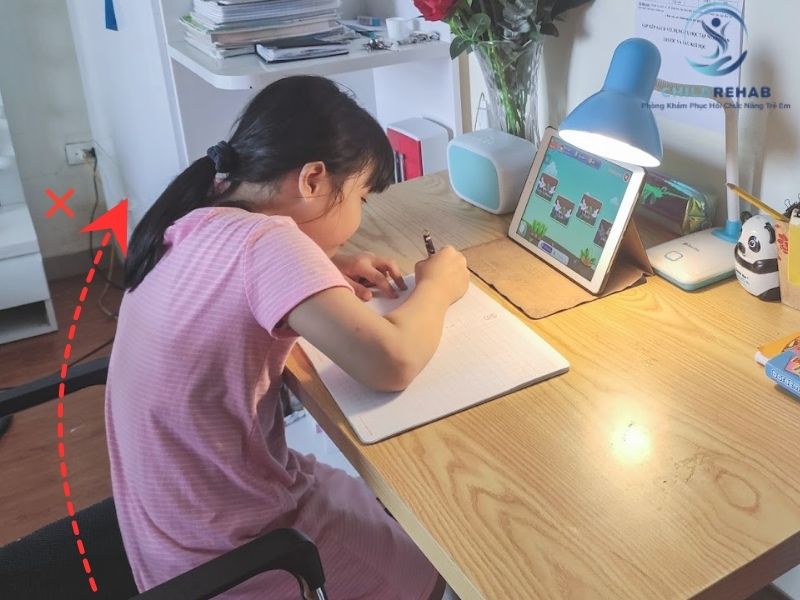 Trẻ Bị Cong Vẹo Cột Sống Có Sao Không? Những Điều Phụ Huynh Cần Biết 2026 | ChildRehab