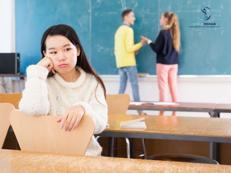 Dấu Hiệu Trẻ Khó Hòa Nhập Trong Lớp Học 2026 | ChildRehab