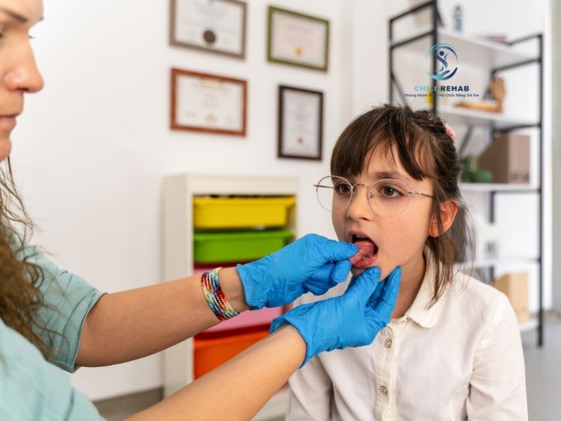 Phụ Huynh Cần Chuẩn Bị Gì Khi Cho Trẻ Đi Âm Ngữ Trị Liệu? 2026 | ChildRehab