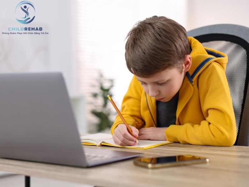 Trẻ Ngồi Học Sai Tư Thế Có Phải Nguyên Nhân Phổ Biến Nhất Không? 2026 | ChildRehab