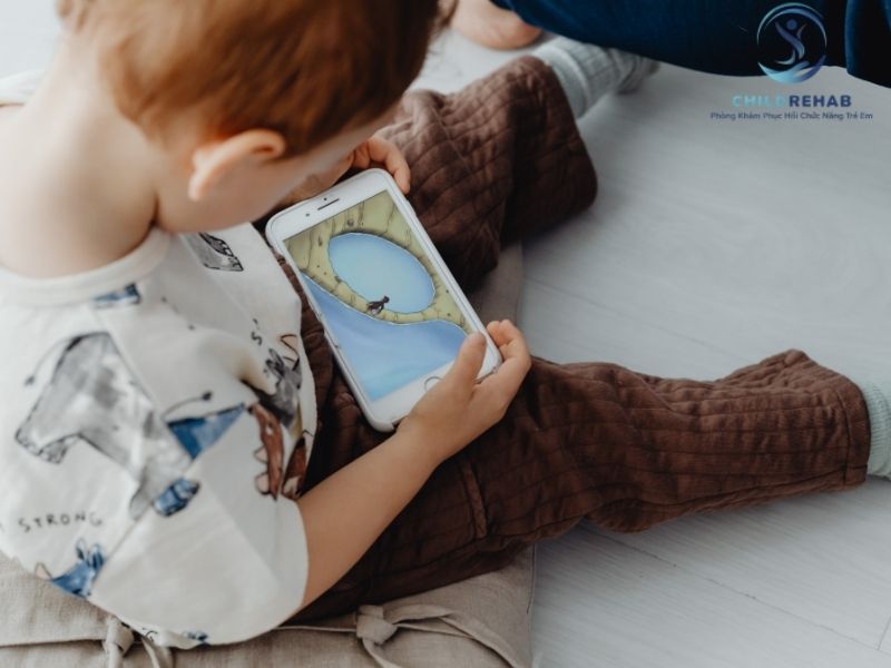Dùng Điện Thoại Nhiều Có Làm Trẻ Bị Sai Tư Thế Không? 2026 | ChildRehab