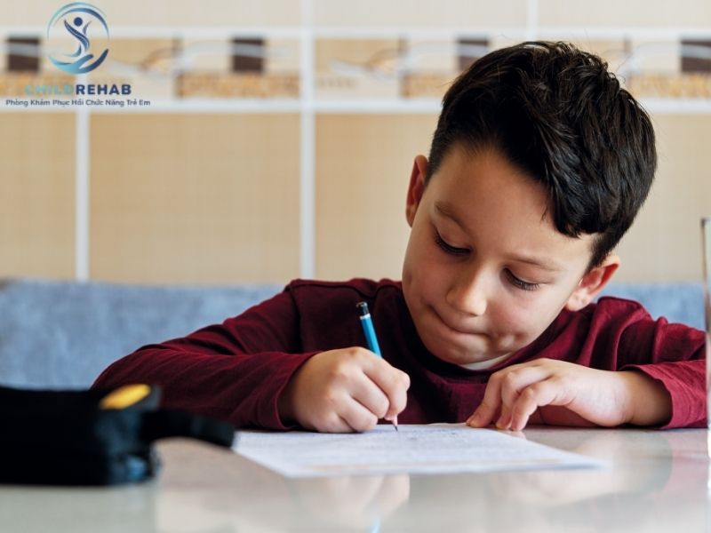 Sai Tư Thế Ở Trẻ 8 Tuổi Và Những Dấu Hiệu Không Nên Bỏ Qua 2026 | ChildRehab