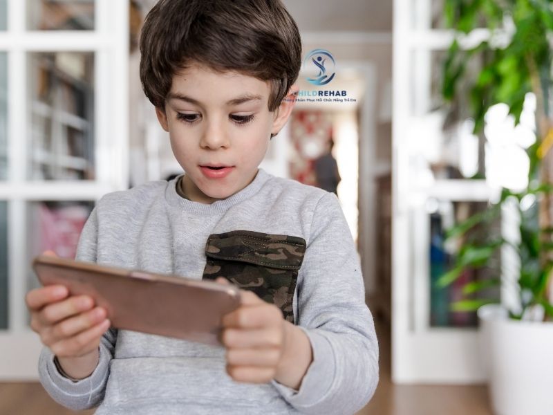 Trẻ Tự Kỷ Có Phải Do Xem Điện Thoại Nhiều? 2026 | ChildRehab