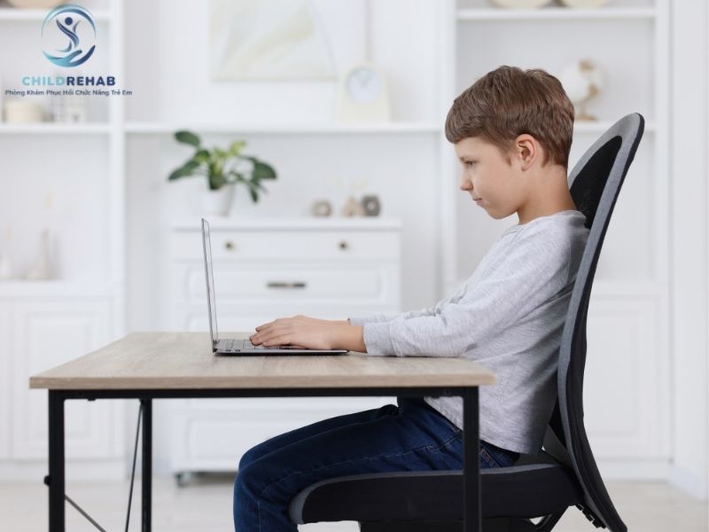 Tư Thế Ngồi Học Đúng Cho Trẻ Là Như Thế Nào? 2026 | ChildRehab