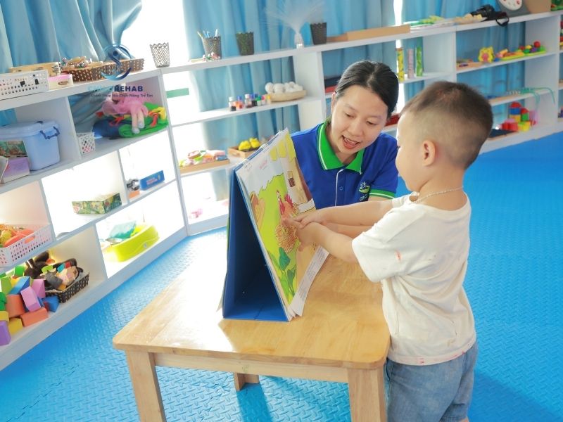 Một Buổi Trị Liệu Cho Trẻ Tự Kỷ Diễn Ra Như Thế Nào? 2026 | ChildRehab