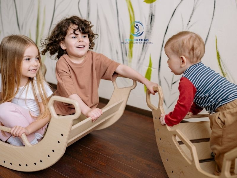 Dấu Hiệu Sớm Cảnh Báo Trẻ Chậm Phát Triển Vận Động 2026 | ChildRehab