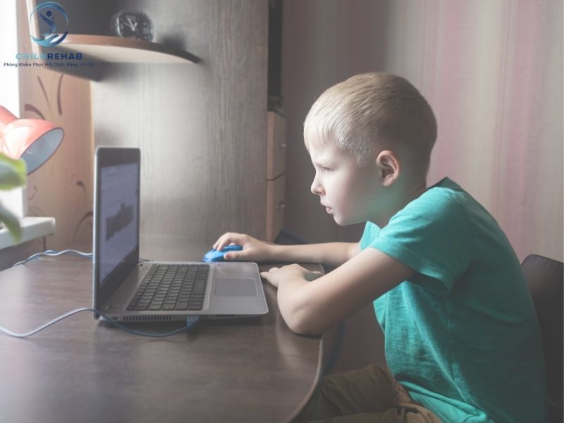 Gù Lưng Ở Trẻ Có Tự Hết Không? Những Điều Phụ Huynh Cần Biết 2026 | ChildRehab