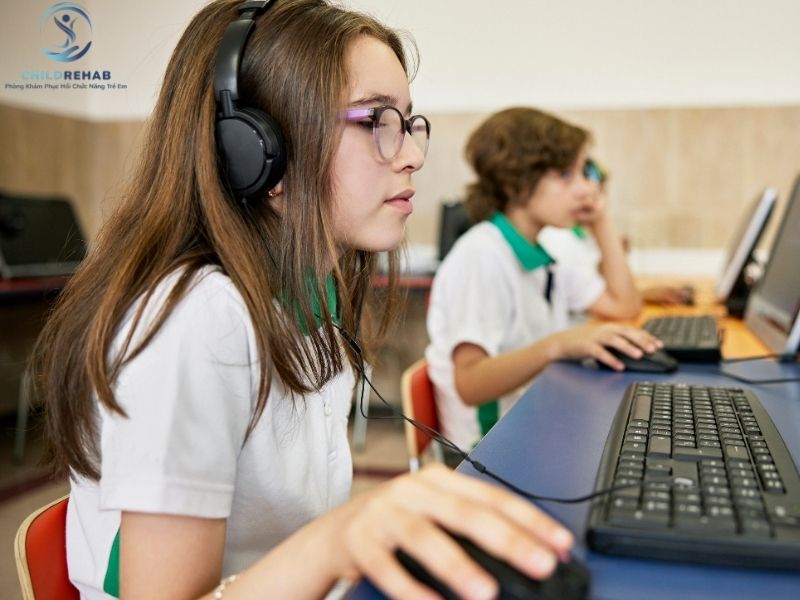 Cách Nhận Biết Trẻ Bị Gù Lưng Tại Nhà Đơn Giản Mà Phụ Huynh Nên Biết 2026 | ChildRehab