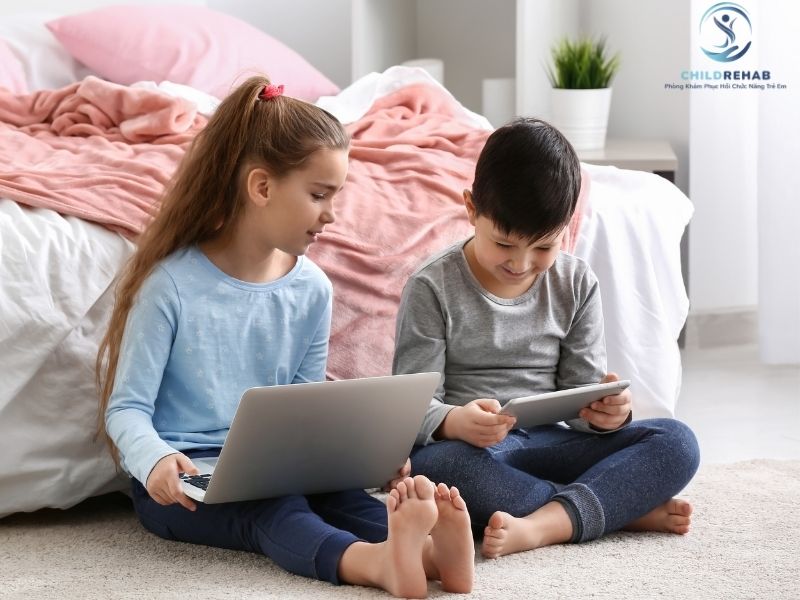 Trẻ Ngồi Cong Lưng Có Phải Là Dấu Hiệu Gù Lưng Không? 2026 | ChildRehab