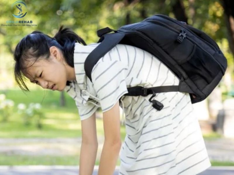 Trẻ Đứng Khom Lưng Có Đáng Lo Không? 2026 | ChildRehab