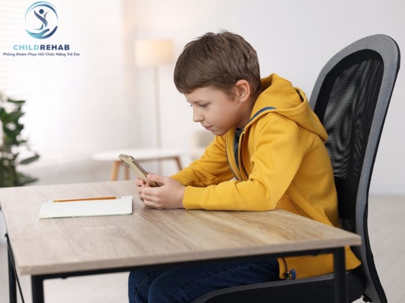 Lưng Trẻ Bị Cong Khi Ngồi Học Có Phải Bất Thường Không? 2026 | ChildRehab