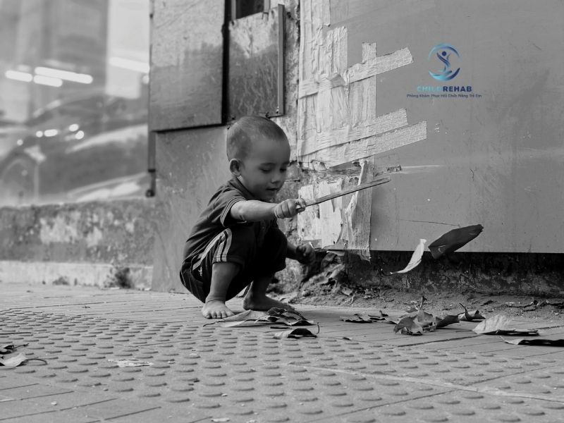 Trẻ Thích Chơi Một Mình Có Bình Thường Không? 2026 | ChildRehab