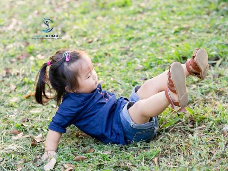 Trẻ Hay Ngã Khi Đi Có Đáng Lo Không? 2026 | ChildRehab