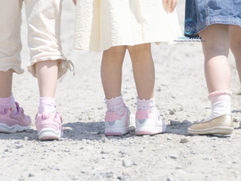 Trẻ Có Chân Chữ O Có Bình Thường Không? 2026 | ChildRehab