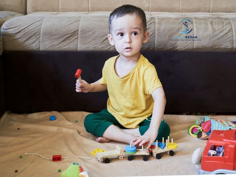 Trẻ 3 Tuổi Chưa Biết Nói Câu Có Bình Thường Không? 2026 | ChildRehab