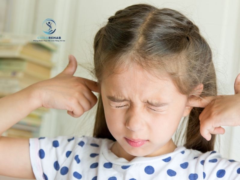 Trẻ Nhạy Cảm Với Âm Thanh Có Đáng Lo Không? 2026 | ChildRehab