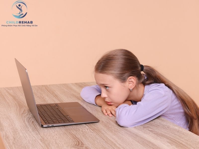 Dùng Điện Thoại Và Máy Tính Nhiều Có Làm Trẻ Bị Gù Lưng Không? 2026 | ChildRehab