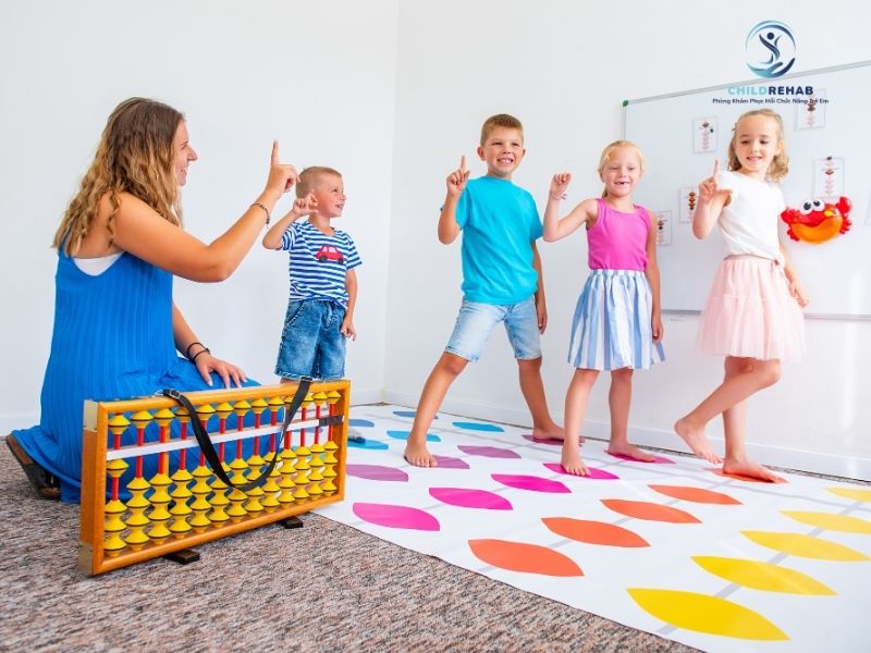 Trị Liệu Nhóm Có Phù Hợp Với Trẻ Rối Loạn Ngôn Ngữ? 2026 | ChildRehab