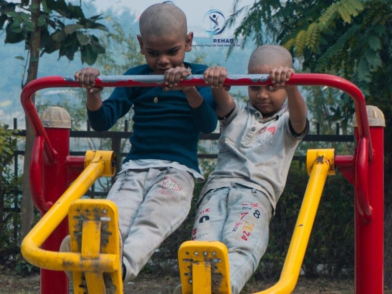 Bài Tập Cho Trẻ Chậm Vận Động Tại Nhà Theo Từng Giai Đoạn 2026 | ChildRehab