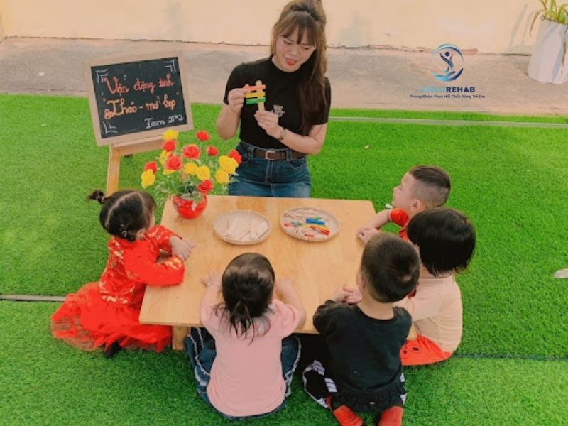 Trẻ Có Tình Trạng Vận Động Có Nên Tự Tập Tại Nhà Không? 2026 | ChildRehab