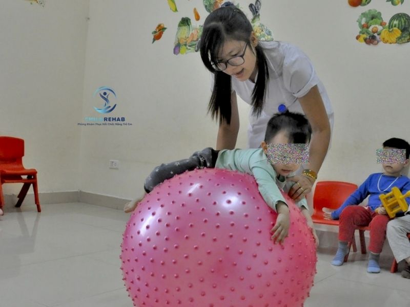Dấu Hiệu Trẻ Cần Được Đánh Giá Vận Động Sớm 2026 | ChildRehab