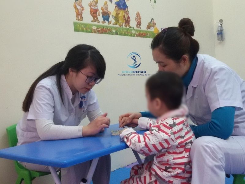 Có Cần Chuyên Gia Hướng Dẫn Khi Cho Trẻ Tập Tại Nhà Không? 2026 | ChildRehab