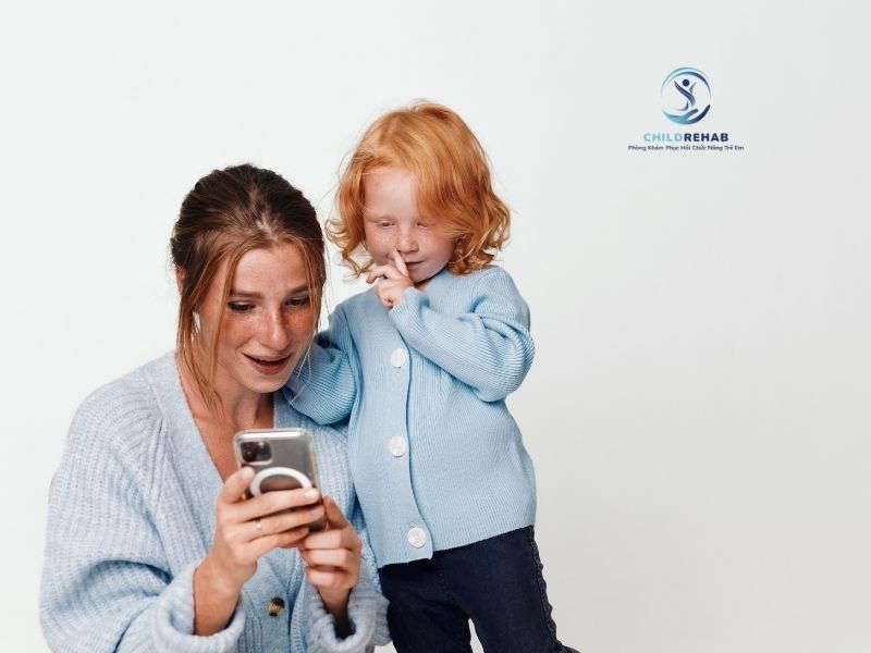 Cắt Điện Thoại Là Trẻ Khóc, Xử Lý Sao Cho Đúng? 2026 | ChildRehab