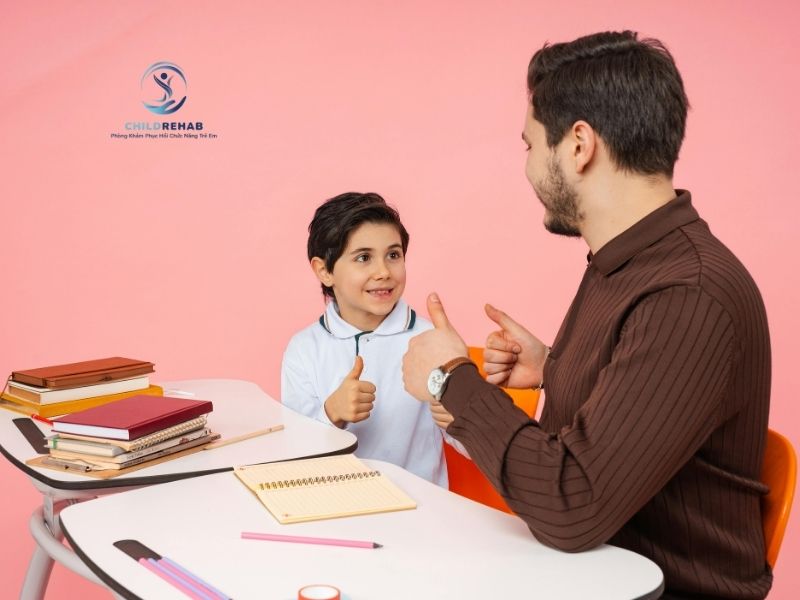 Nuôi Dạy Tích Cực Là Gì? Cách Hiểu Đúng Để Không Nuôi Con Quá Áp Lực 2026 | ChildRehab