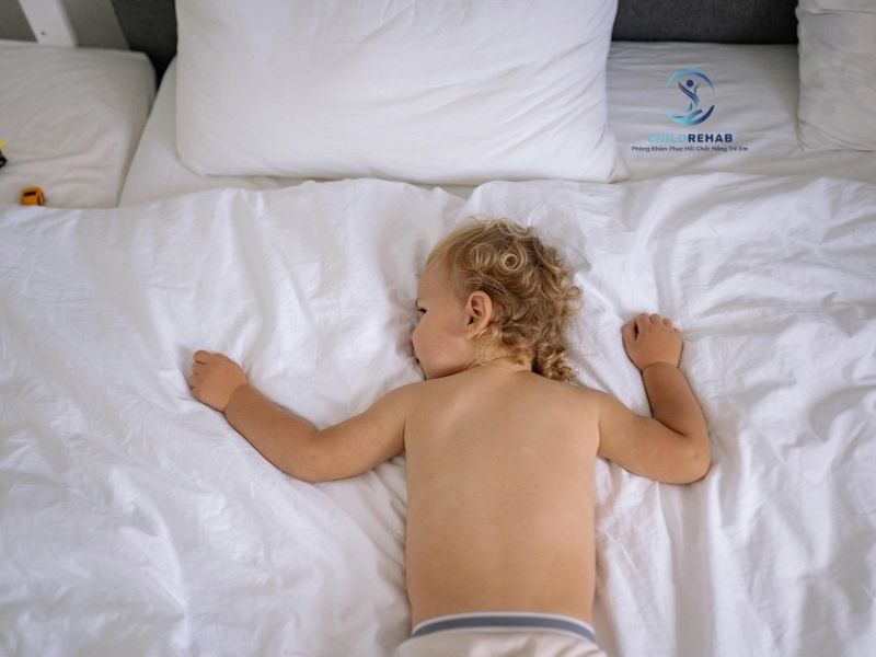 Trẻ Ngủ Không Sâu Giấc Có Đáng Lo Không? 2026 | ChildRehab