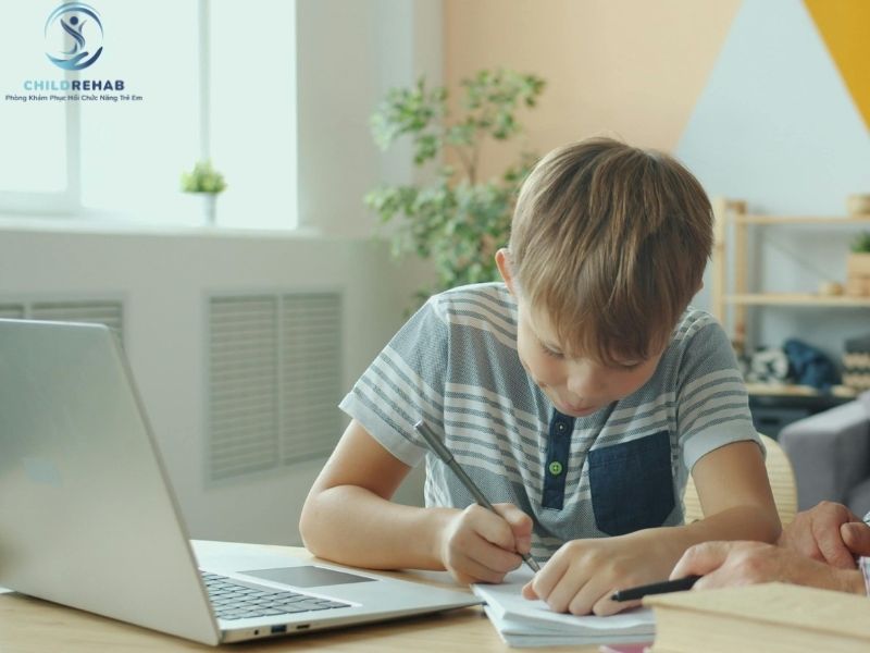 Gù Lưng Ở Trẻ 7 Tuổi Có Đáng Lo Không? 2026 | ChildRehab