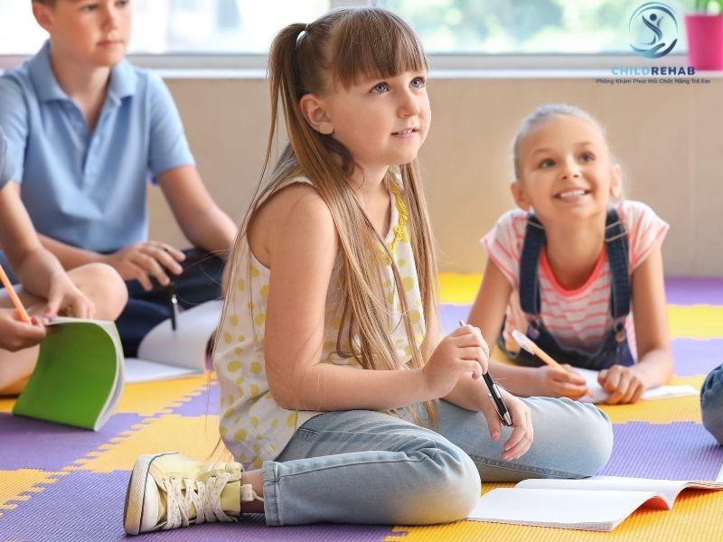 Khi Nào Gù Lưng Ở Trẻ Không Còn Là Thói Quen Tư Thế Đơn Thuần? 2026 | ChildRehab