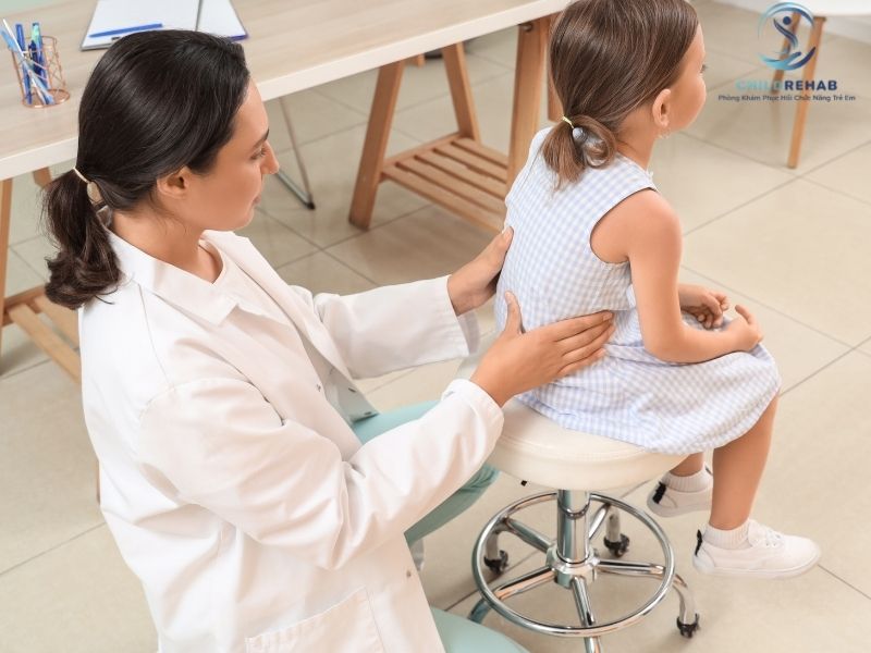 Bác Sĩ Hoặc Chuyên Gia Sẽ Kiểm Tra Trẻ Bị Gù Lưng Như Thế Nào? 2026 | ChildRehab