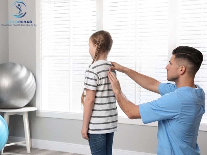 Can Thiệp Sớm Gù Lưng Ở Trẻ Có Quan Trọng Không? 2026 | ChildRehab