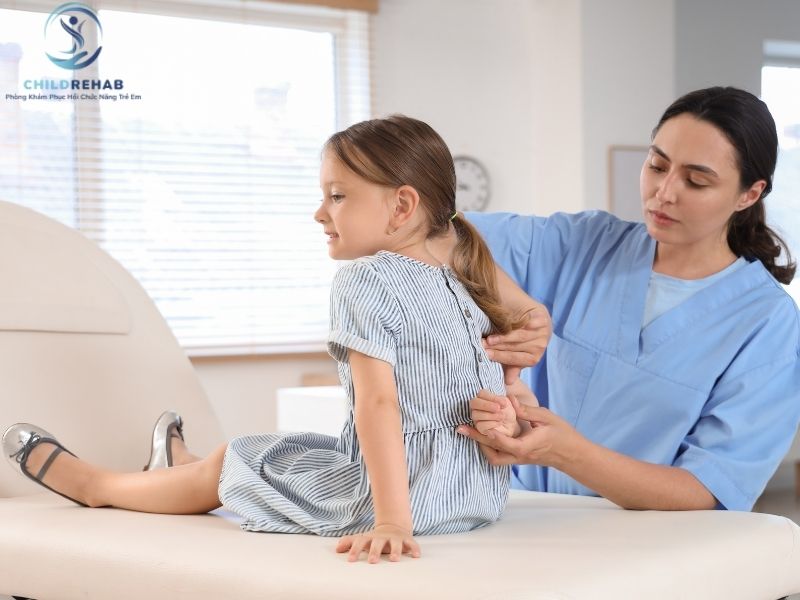 Gù Lưng Ở Trẻ Có Cần Phẫu Thuật Không? 2026 | ChildRehab