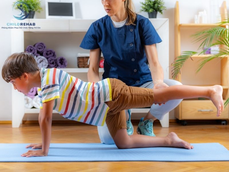 Cách Hỗ Trợ Trẻ Bị Gù Lưng Tại Nhà Phụ Huynh Nên Biết 2026 | ChildRehab