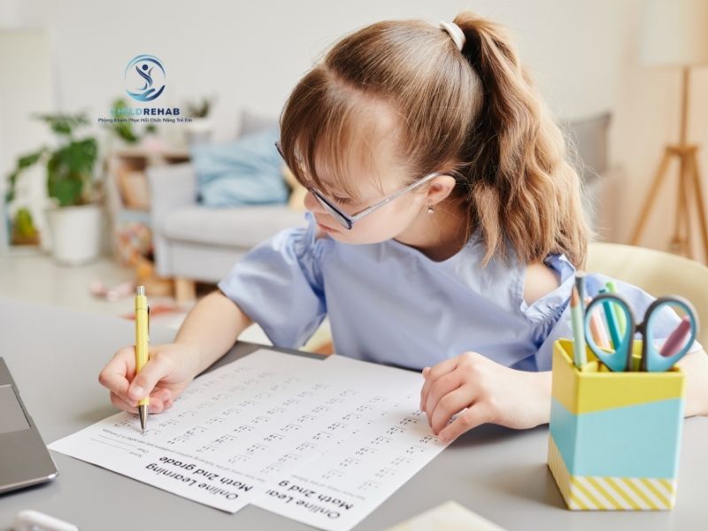 Khi Cha Mẹ Đặt Mục Tiêu Quá Cao Cho Con, Điều Gì Xảy Ra? 2026 | ChildRehab