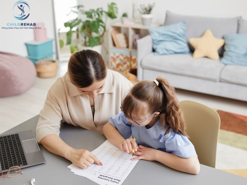 Phụ Huynh Không Nên Làm Gì Khi Trẻ Bị Gù Lưng? 2026 | ChildRehab